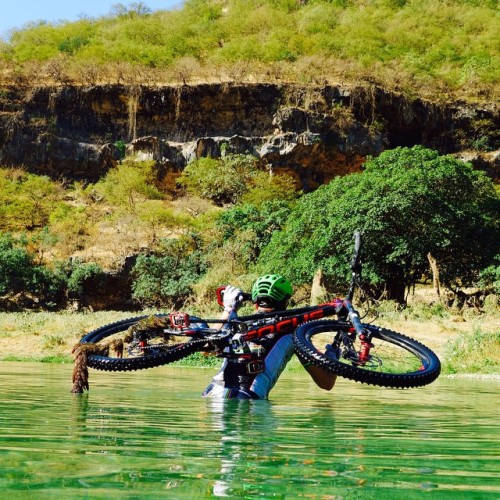 bici-veloce: #River crossing Oman #MikeKluge #focusbikes #lezyne #sidi #adidaseyewear #sqlab #cascoh