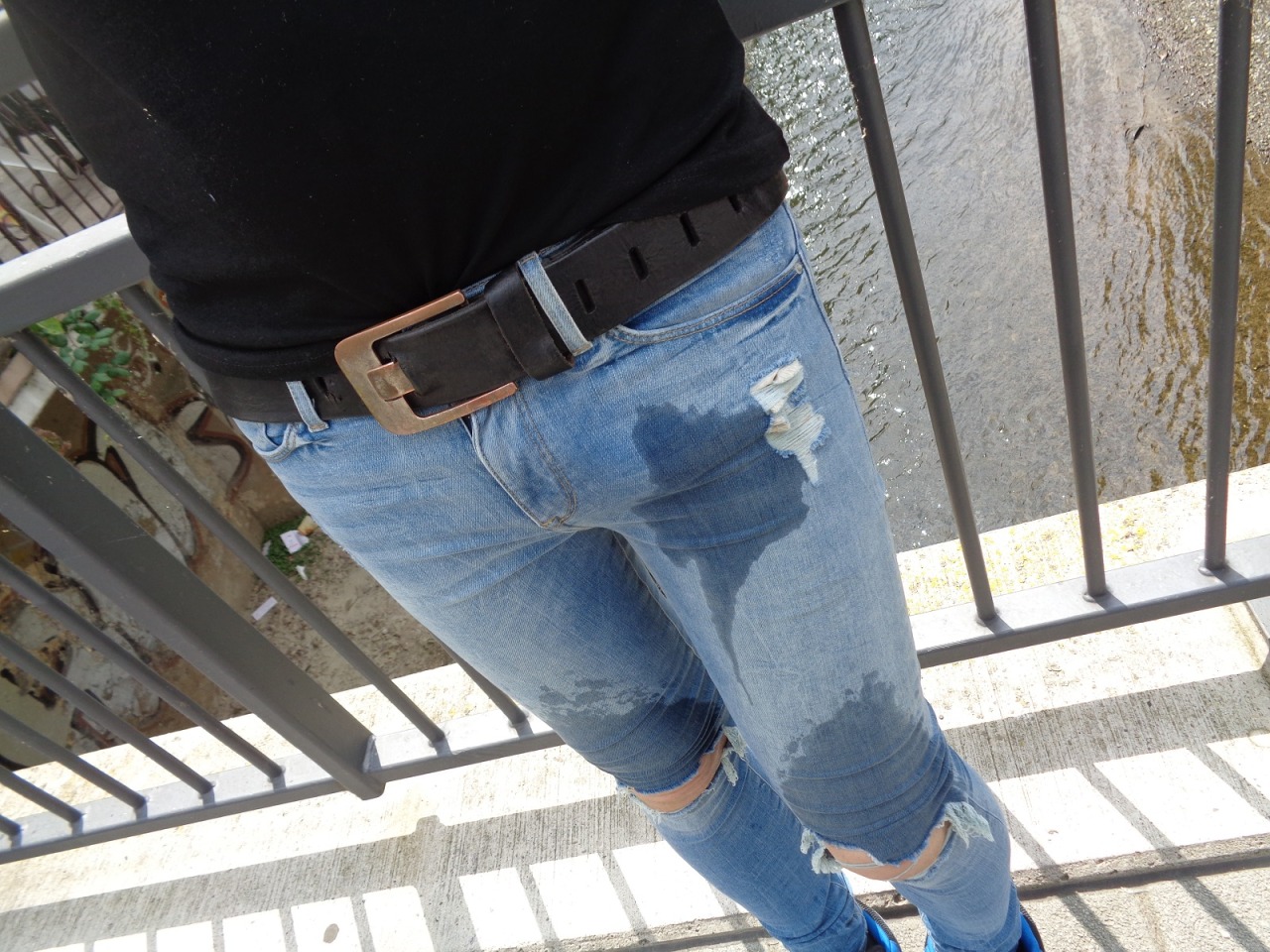 skinnyfotze: was geil SkinnyFOTZE geil ein gepisst in der Stadt unterwegs…… 