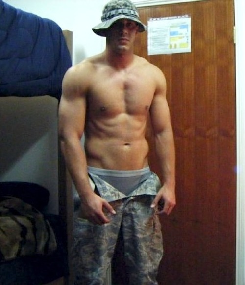 marine2001:  dippinfan:  Visit the archives the next time you’re going one-armed skiing.http://www.dippinfan.tumblr.com/archive  Can I have him during PT. I will work him out just right. 