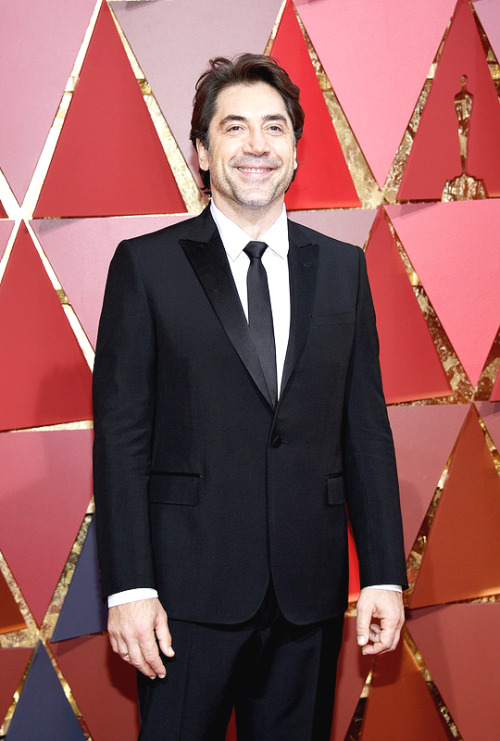 Javier Bardem poses as she arrives on the red carpet for the 89th Oscars on February 26, 2017 in Hol