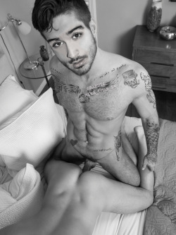 ziamsmutmanip-mikachansk:  Zayn’s top manip.Mika.