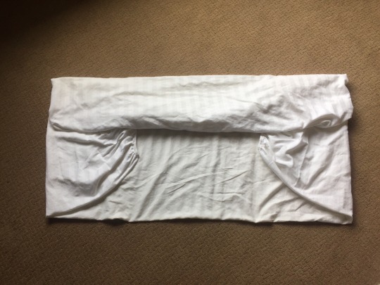 sci-fantasy: aqua-harry:    So you’ve got this bitch-ass fitted sheet that you would normally pile into a ball and shove into a closet so you won’t have to deal with it, yeah? Well. Quit acting like a piece of linen is better than you are. You can