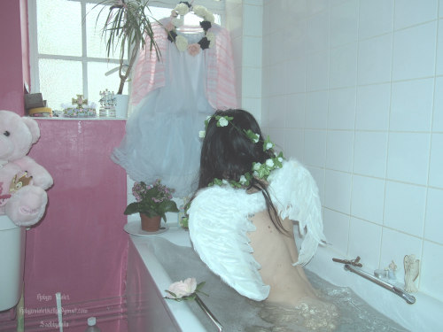 rottinggirlsrestingplace:  Waited for a god to answer me but instead I drowned my sins for a minute and wasted time until the water got cold!  