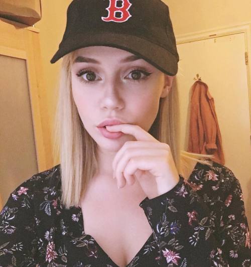 agingb0nes:  Nice generic ‘hand on mouth’ pose Char 💁🏼