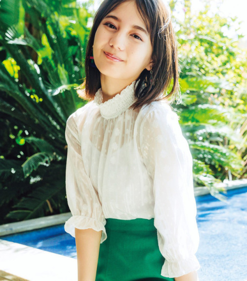 「水族館系女子」コーデ 品よく透ける素肌が穏やかな女らしさをメイク 。モデル／小坂菜緒