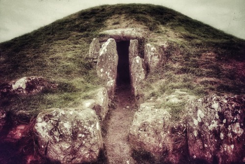 Bryn Celli Ddu Burial Chamber, Anglesey, North Wales, 14.8.18.
