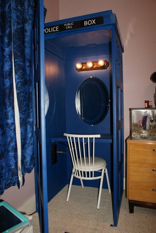 thebrokentardis:  My birthday present! My dad made me a seven foot TARDIS vanity/desk