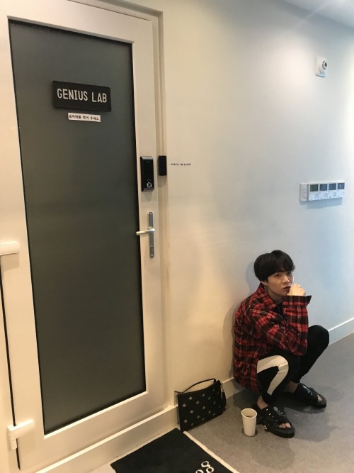 WHY DOES THIS LOOK LIKE YOONGI LOCKED HIMSELF OUT OF HIS STUDIO AND HAD TO CALL NAMJOON TO LET HIM IN,