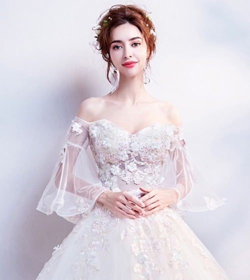 weddinginspirationsme:Flower Sweetheart Champagne Ivory Wedding Dress - bit.ly/2GSL69Y