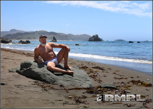 Handsome daddybear Scott on a secluded Northern California beach. ❤️