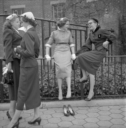theniftyfifties:Taking a Break, New York City, 1952. Photo by Frank Oscar Larson