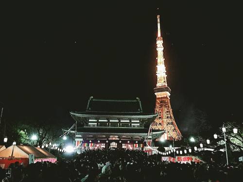 初詣で中！ みんな、あけおめー！✨ Happy New Year!!!✨ #あけおめ #日本 #2016 #happynewyear (増上寺)