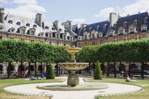 I need more summers like this.. . . . #paris #placedevosges #architecture #fountain #park #picnic 