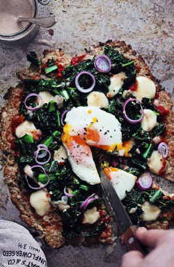 beautifulpicturesofhealthyfood:  Cauliflower Crust Pizza with Kale and Roasted Garlic Sauce - Crispy and flavorful - a gluten-free version of pizza, topped with soft-baked eggs and kale and served with a roasted garlic sauce…RECIPE