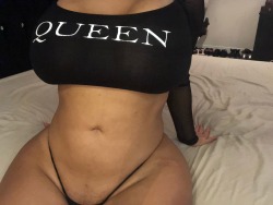 nyla-green:I’m a queen worship my hips 👸🏾