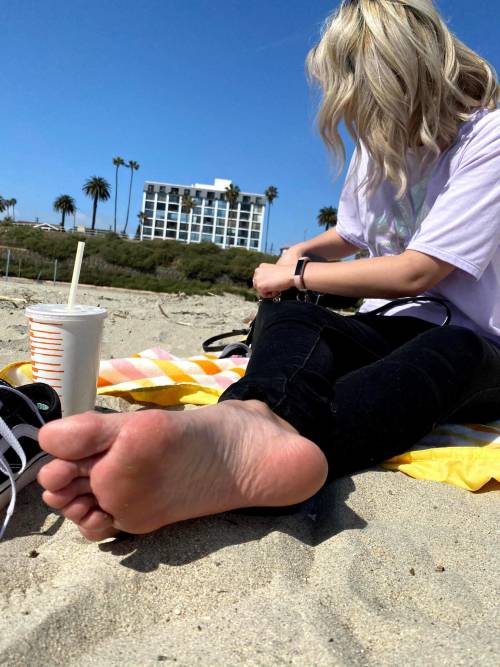 california-sole:    POV: you’re at the beach cutting class with your friend and she kicks off her vans, revealing her sweaty bare feet  