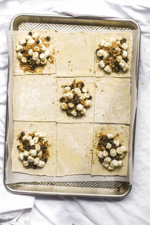 sweetoothgirl:5-Ingredient S’mores Puff Pastry Pop-tarts
