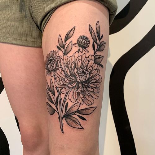 ig: emy.noemie.tattoo blackw;flower;thigh