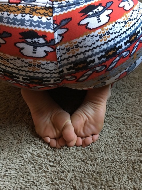 opentolife37: Spreading the love of my favorite sexy feet!! Sunday funday Downward dog anyone? 