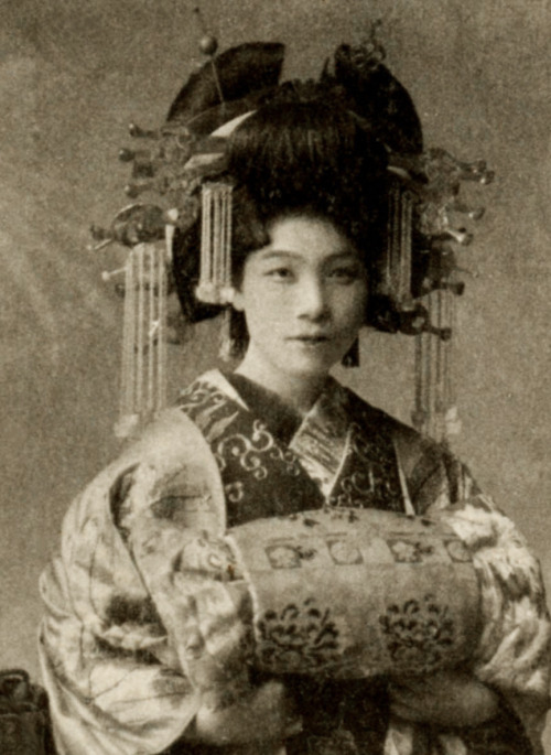 thekimonogallery:Satogiku-dayuu 1910s. It was customary for a tayuu (Japanese courtesan) to have two