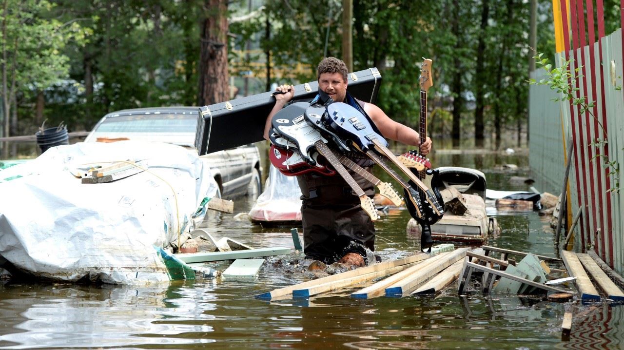 CALENTAMIENTO E INUNDACIONES. Las altas temperaturas durante la última semana provocaron el derretimiento rápido de nieve extremadamente pesada, aumentando el cauce en muchos ríos en Columbia Británica, Canadá, provocando inundaciones y la evacuación...