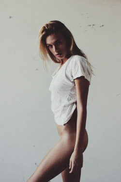 astraltripz:  Amanda Stoer by Cameron Davis