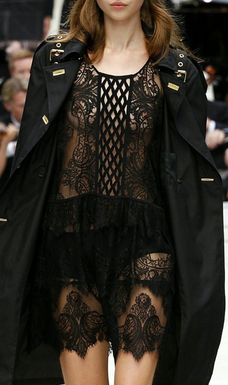tropicale-moderne:  Burberry Spring 2016 RTW