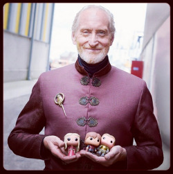 lannistas:   #CharlesDance has a handful of #Lannisters on the set of #GoTSeason4. (x)   Isn’t he a cutie? ♥    