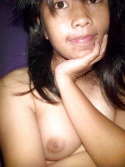 kongkekkuat:  seleralelaki:  Young Indonesian teen.  juicy labia majora