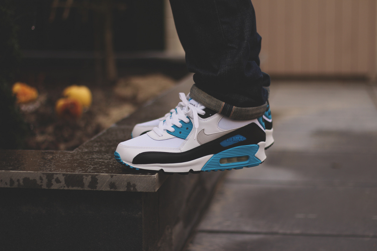 air max 90 laser blue on feet