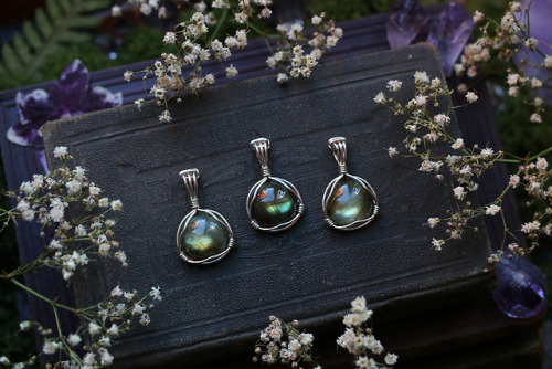 These small and gorgeous labradorite pendants are now available at my Etsy Shop - Sedna 90377