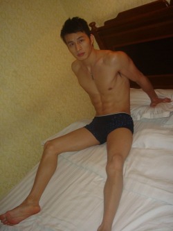 rebelziid:  Hot Chinese Hunk