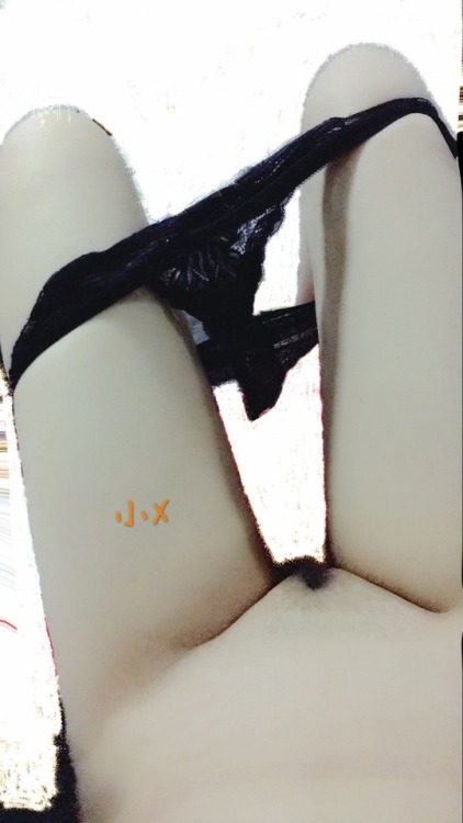 antoniooooooooo:今天520爸爸不在身边只能自己拍拍发骚～给你们看看饥渴的肉体。顺便发一下2000粉丝的福利☺️520大家都快乐哇。问：怎么让图中的小阴唇张开呢～ ~好漂亮的小穴，真想舔