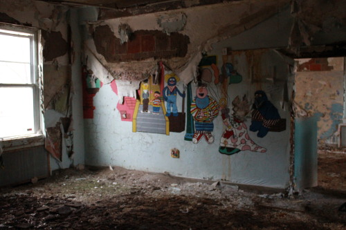 top-step-wolf:  Pictures taken at Kings Park Psychiatric Center (1885-1996). Taken December 30th, 2014. 