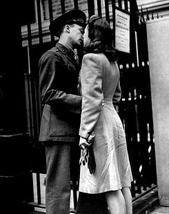 onscreenkisses: Farewells at Penn Station by Alfred Eisenstaedt for ‘LIFE Magazine’