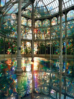 stylish-homes:  Artist Kimsooja transformed the Crystal Palace of Madrid with diffraction film and a mirror floor via reddit 