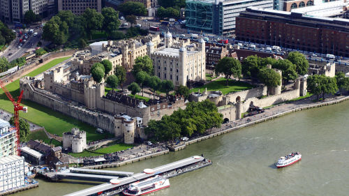 loveoflondon:  Tower of London in the Borough of Tower Hamlets.  how can you hate a view like that? come on now