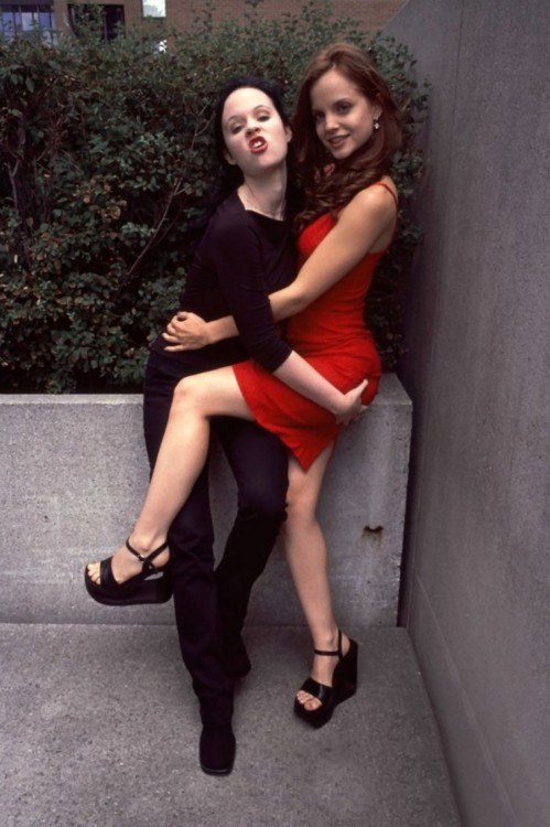 apomythopoihsh:macaulaykulkin:Mena Suvari and Thora Birch at a press conference for American Beauty,