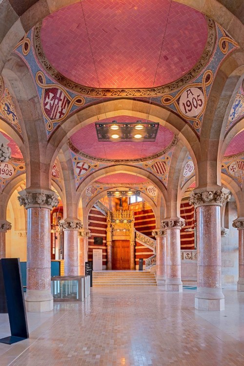 cubebreaker:  Barcelona’s Sant Pau Hospital recently completed a massive renovation.