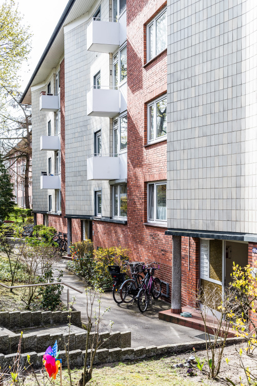 gluckstraße // hamburg barmbek südmid-century modern apartment blocki love these varied connections 