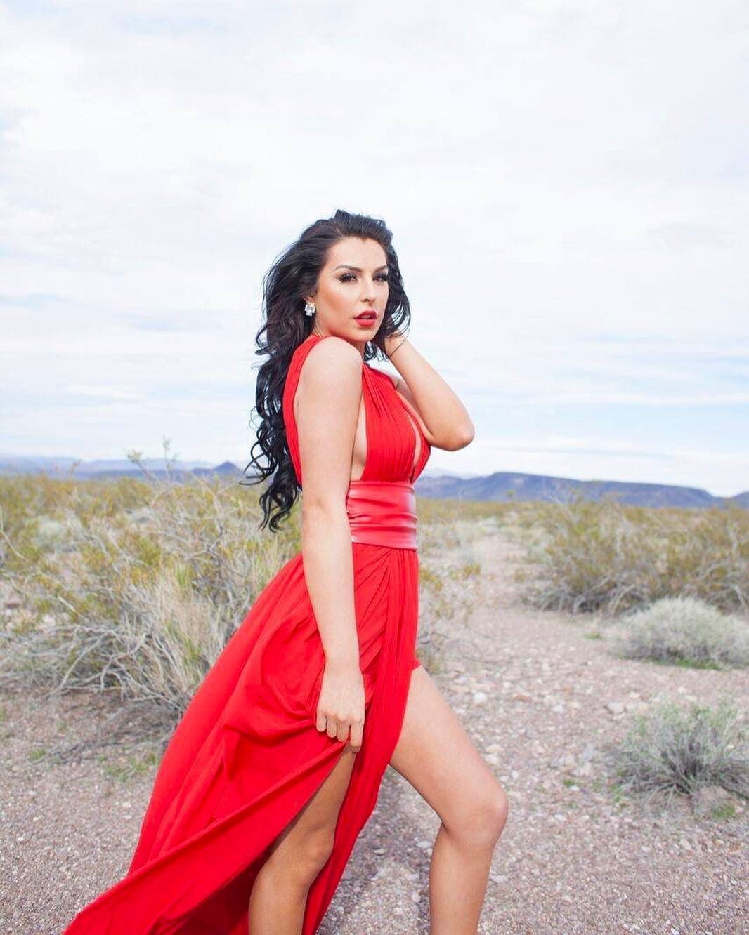 chanelsantinixoxoxo:  The perfect, “Woman in Red’.