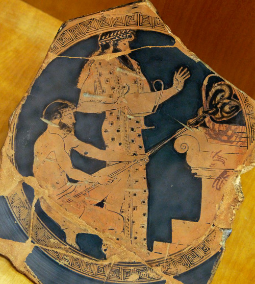Sacrifice scene. Tondo of an Attic red-figure kylix, 480-470 BC. By the Athenian painter Macron