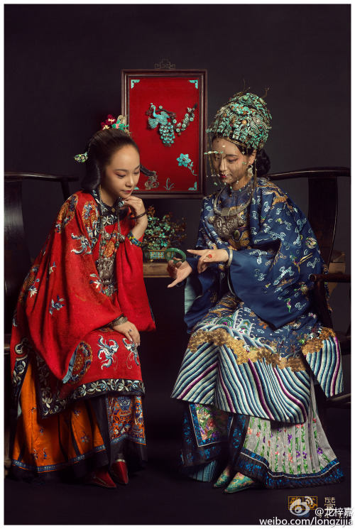fuckyeahchinesefashion:Qing Dynasty Fashion: upper class women in the Qing Dynasty by 龙梓嘉Detail