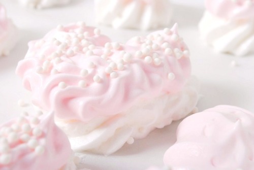 sapphicshimmers:Heavenly pink meringues ~ (photo credit and recipe in source link)