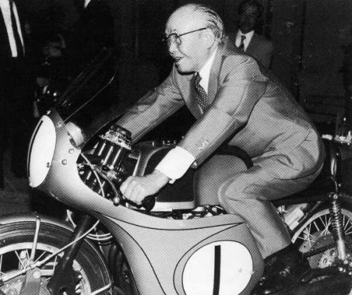 History Image
‏@HistoryImg
11月17日は本田宗一郎の誕生日
Soichiro Honda (1906-1991)
「日本一になるなどと思うな。世界一になるんだ」