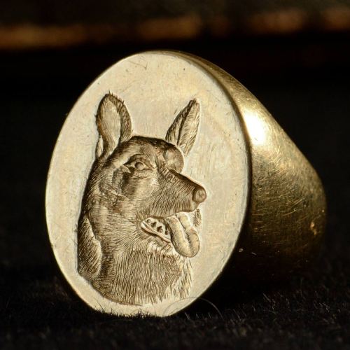 An exceptional men&rsquo;s vintage signet ring with a beautifully detailed intaglio carving of a