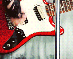 missxsty:  When the sun’s going downWe’ll be raising our cups,Singing here’s to never growing up  Quando l'ho vista sullo skate, stavo piangendo. GIURO! *-*