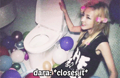 blondechan:  dara makin closing a toilet seat look sexy(??) 