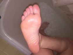 prettyfeet1998:Wet fun all over my body 