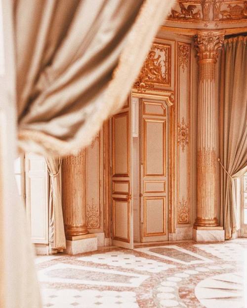 vivalcli:Petit Trianon, Versailles, France ~ Saraloven